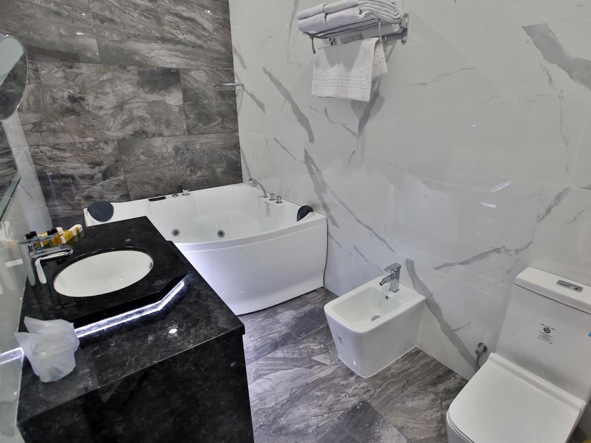 בוקורו Paradise Plaza Luxury Hotel מראה חיצוני תמונה